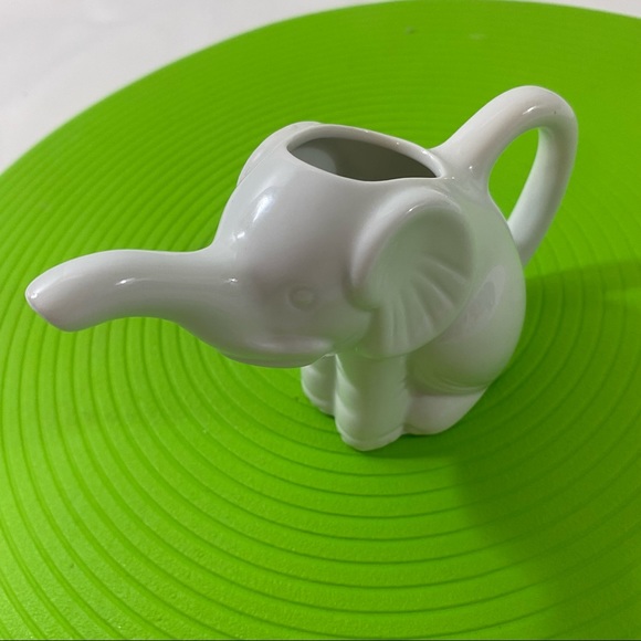 Ceramic elephant sugar creamer and salt and pepper cutest ever!!! - Picture 8 of 13